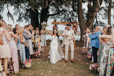 Couple kissing at wedding venue in hilton head