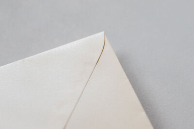 Metallic Ivoor envelop voor trouwkaarten