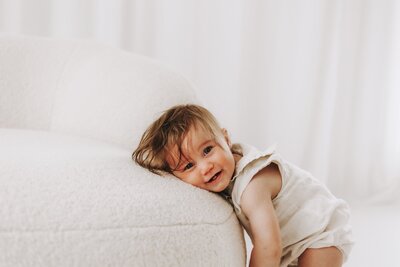 Glückliches Pärchen mit Baby im Arm