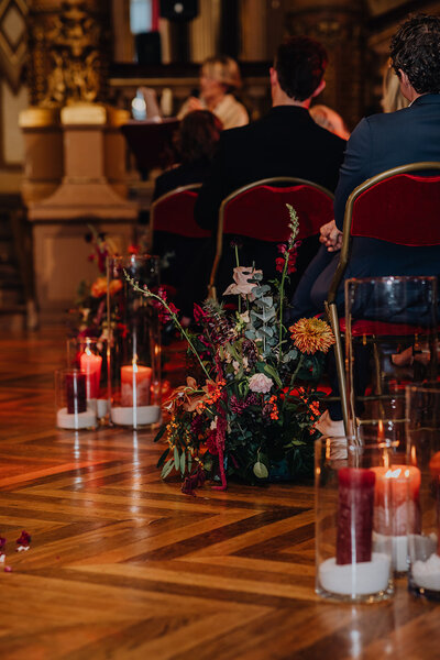 Rode kleurrijke kaarsen en bloemen voor ceremonie in de Opera van Gent.
