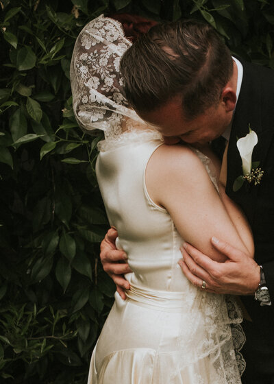 bride-and-groom-Arizona-Wedding-Photographer-Iowa_wedding_photographer-Bakyard-wedding-vintage-bride-Alaynna-Ann_Schwartz-Playlife-18