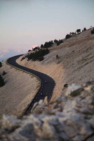 Route de montagne traversant un paysage aride