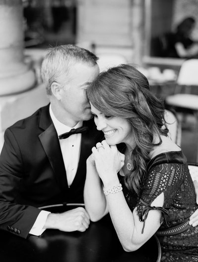 Black and white photo of a couple in love in Paris