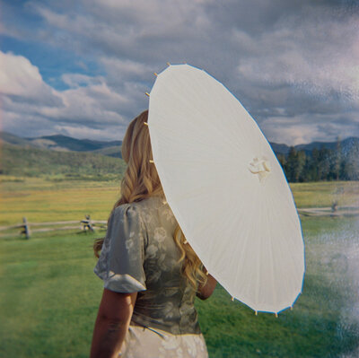 wedding guest at Devil's Thumb Ranch Colorado with Jenna Wren Photography 
