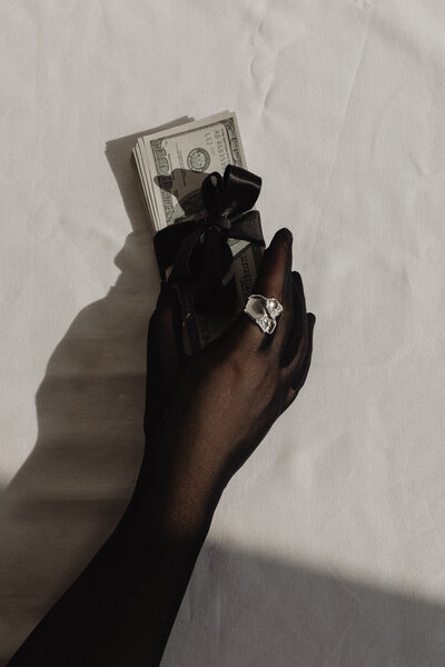 kaboompics_money-aesthetic-wallpaper-collection-manifestation-affirmations-financial-independence-34930