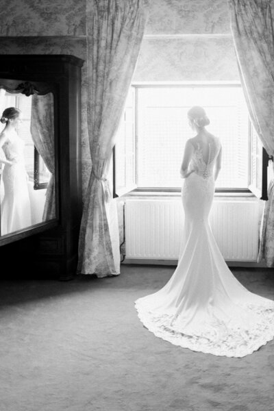 getting ready on bride at chateau de roques