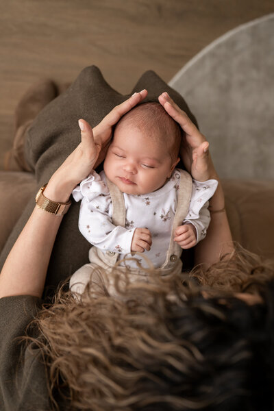 Zwangerschapsshoot van een vrouw in een elegante roze jurk, draaiend in de iconische bogen van Studio Laurant in Arnhem, vastgelegd door Juliette Fotografie.