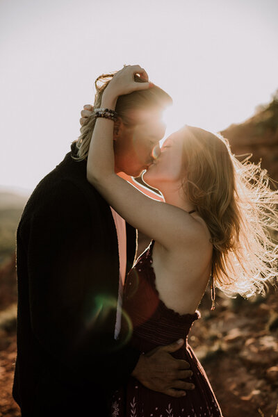 couple kissing in arizona at sunset