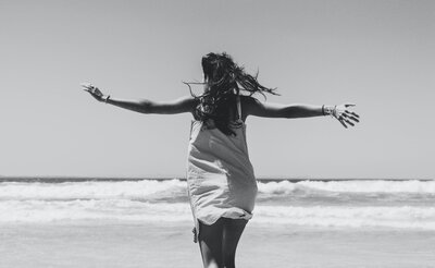 Sueblackandwhite-beachshot