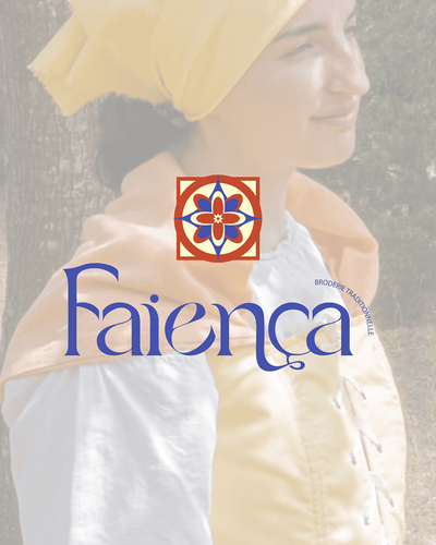 Maquette créée par Fenicia Studio pour l'identité visuelle d'une marque de broderie. Elle représente le logo aux couleurs de l'univers graphique sur un fond d'image couvrant la créatrice.