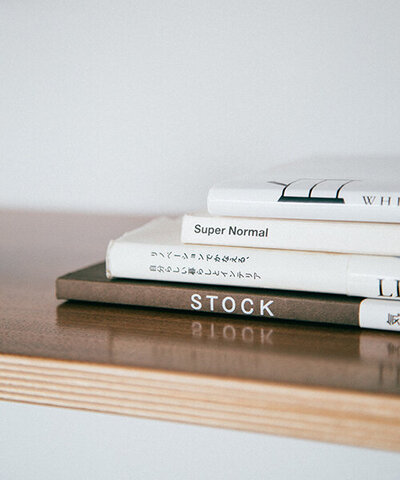 Pile de livres décorative - Photo by Charles Deluvio sur Unsplash