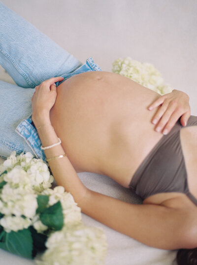 modern in home maternity session in rochester, ny