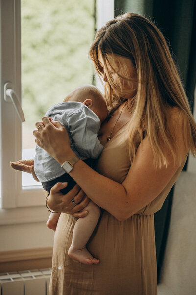 Bébé photographié à la maison lors d’une séance naissance à Toulouse