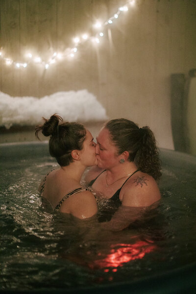 mt-hood-oregon-lgbtq-snow-elopement-cabin-40