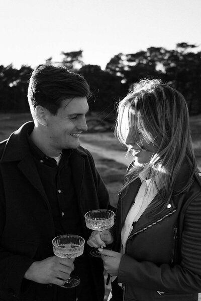 Liefdevolle pre-wedding fotoshoot op buitenlocatie - proosten 