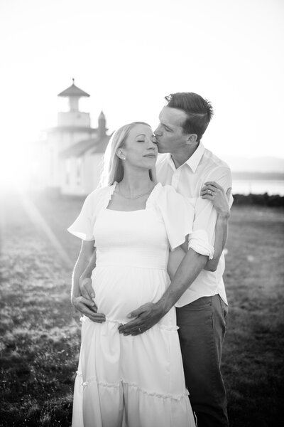 Summer maternity photos at a park in Seattle, Washington. Seattle family and maternity photographer. 
