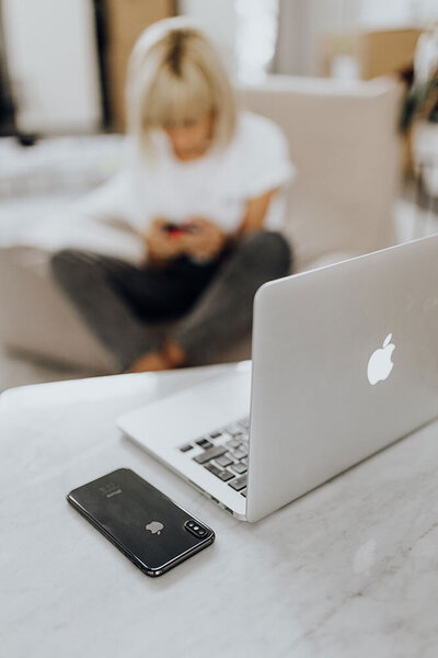 kaboompics_woman-working-in-home-office-17900