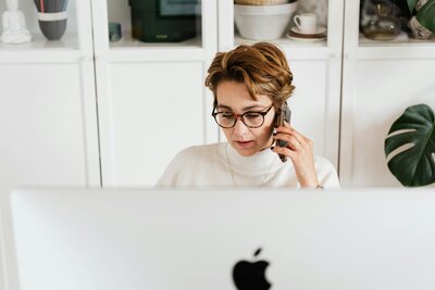 Woman booking a change management discovery call on the phone