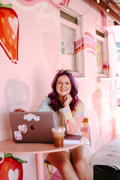 Photography Business Coach | Karinda K | Karinda with a laptop and coffee 