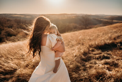 motherhood photo, mom and baby hugging at sunset Family-photography-lehigh-valley-pennsylvania
