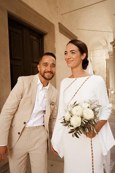 Bruid en bruidegom  in Italië lopend naar hun trouwlocatie.