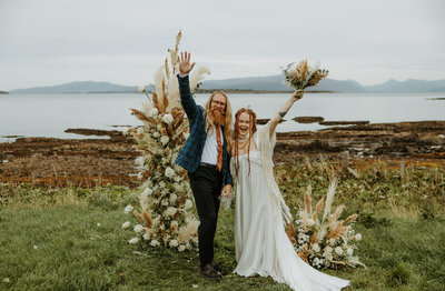 couple eloping in isle of skye