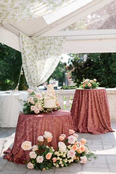 Beautiful wedding cake and peach florals at DAR Constitution Hall in Washington DC. Captured by Washington DC Wedding Photographer Bethany Aubre Photography.