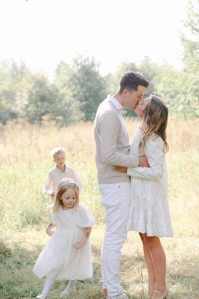 Babyshooting mama und papa halten baby im arm