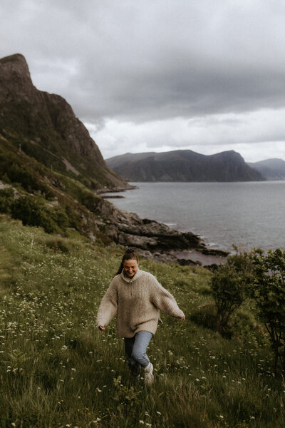 en kvinna i vit klänning går i öknen