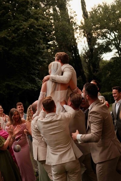 vriendengroep die de liefde viert in Italie tijdens een trouwerij
