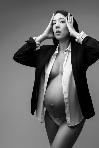 femme enceinte en chemise blanche et blazer noir
