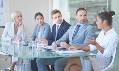 Affärsmöte mellan ledningsgrupp i internationell organisation – fokuserad diskussion om strategi, utveckling och beslutsunderlag som driver resultat.