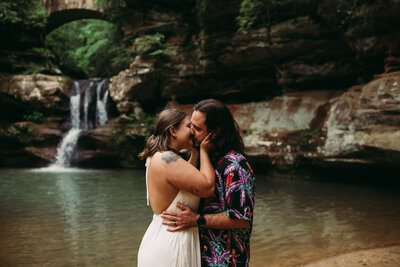 Couple embraces at Coe lake in Berea