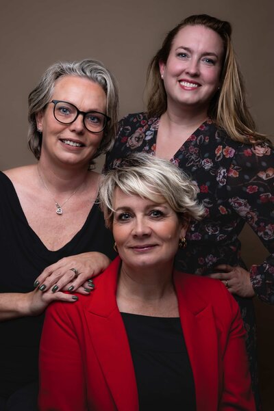 Moeder en dochters poseren samen tijdens een warme en spontane fotoshoot in de studio van Studio 2Shoot in Eijsden.