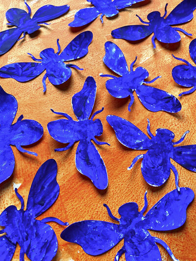 Lauranne-guyomard-intervenante-art-metière-petite-enfance-ecole-motif-nature-peinture-eveil-culturel-