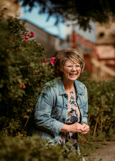 Otsego MN woman smiling confidently during lifestyle dating photo session — personality-forward portrait.