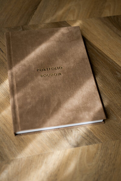 Exclusief handgemaakt bruin fotoalbum met luxe tekstbedrukking, ontworpen voor een boudoir fotoshoot