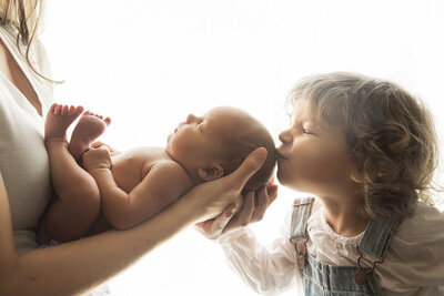 Kansas newborn photographer always includes older siblings in newborn photos sessions.