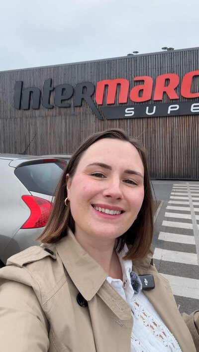 Manon en train de tourner une vidéo UGC où elle créer du contenu authentique de son quotidien 
