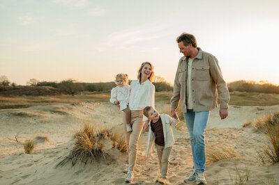 Gezinsfotoshoot in de duinen bij Leiden tijdens de zonsondergang.