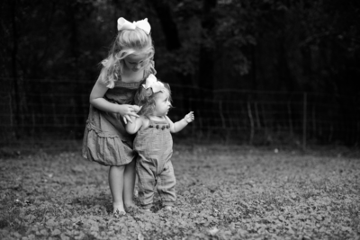 Ashley Hodges Photography takes image of sisters holding hands 
