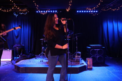 Female vocalist from The Tonic CT wedding band singing pop and rock covers