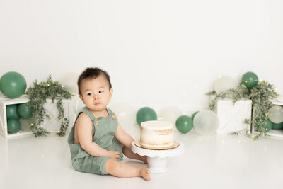 basic cakesmash with green and white accents