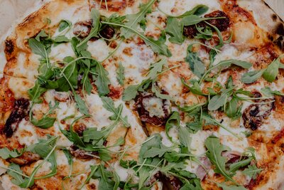 Leckere Steinofenpizza aus dem Restaurant BRACA im Hotel the breeze.