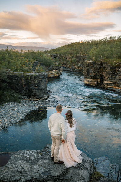 Newlyweds photographed in the midnight sun in Swedish Lapland