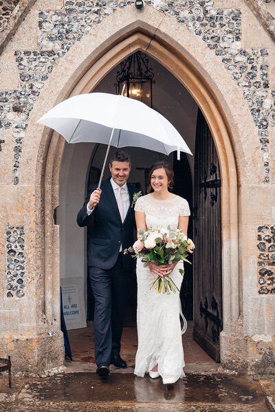 cotswold-couple-exiting-church-as-newlyweds