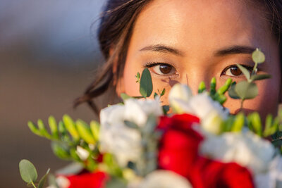 striking-bride-eyes-closeup-glamour-bouquet