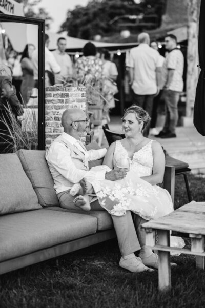 Huwelijksfotografie in Zuid Holland  op een bruiloft tijdens het feest.