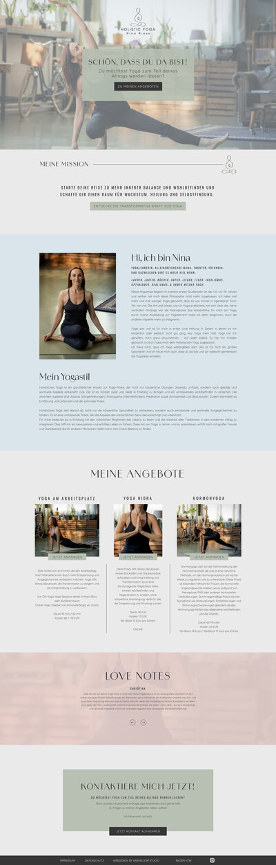 Mockup einer Website für Yogalehrerin Nina, minimalistisch und harmonisch gestaltet