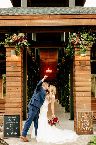 Alexa-Vossler-Photo_Dallas-Wedding-Photographer_Wedding-at-Morgan-Creek-Barn_Cathryn-Andrew_Couples-113